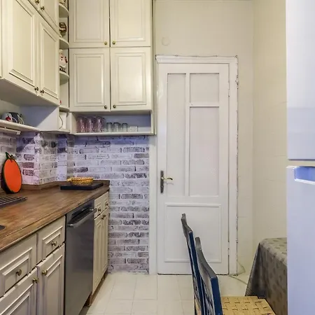 Centrally Located Flat In Besiktas 아파트 *