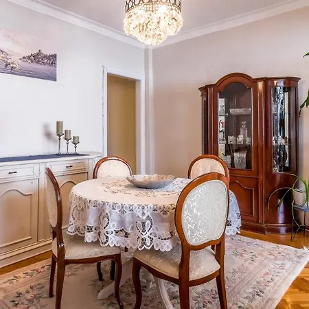 Centrally Located Flat In Besiktas Apartment