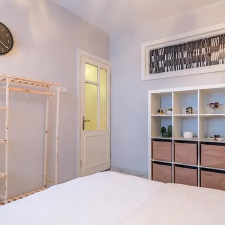 Centrally Located Flat In Besiktas Apartment